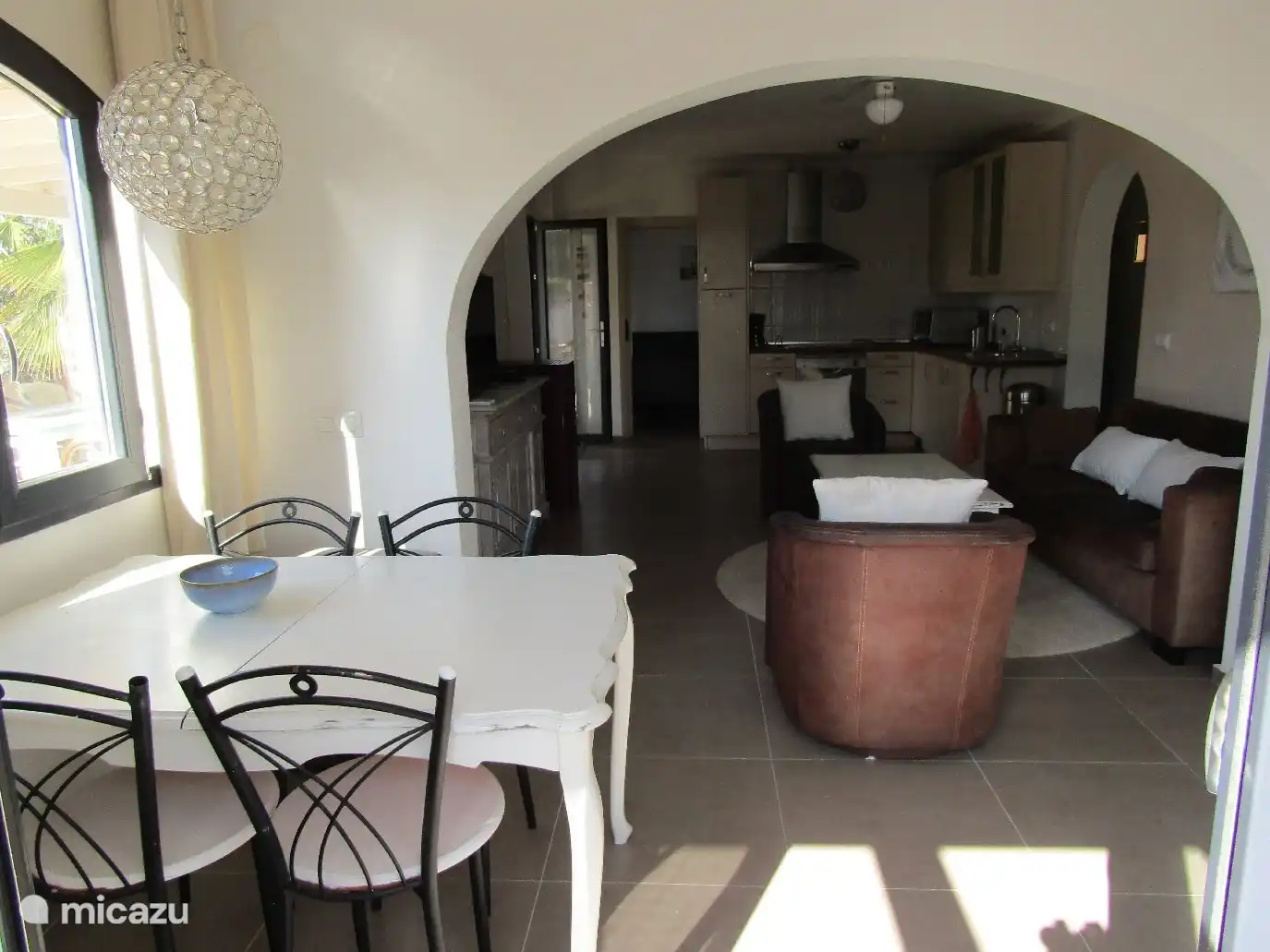 Il y a aussi une table à l'intérieur pour s'asseoir. 