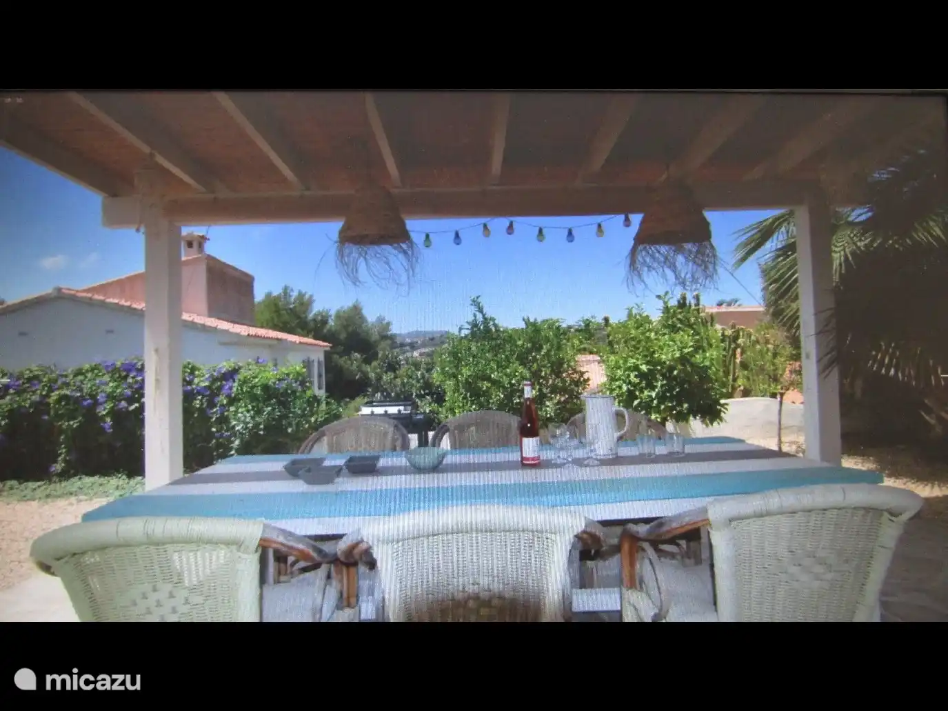  Sous la pergola, vous pourrez déguster une collation ou un verre à cette grande table cosy à l'ombre.