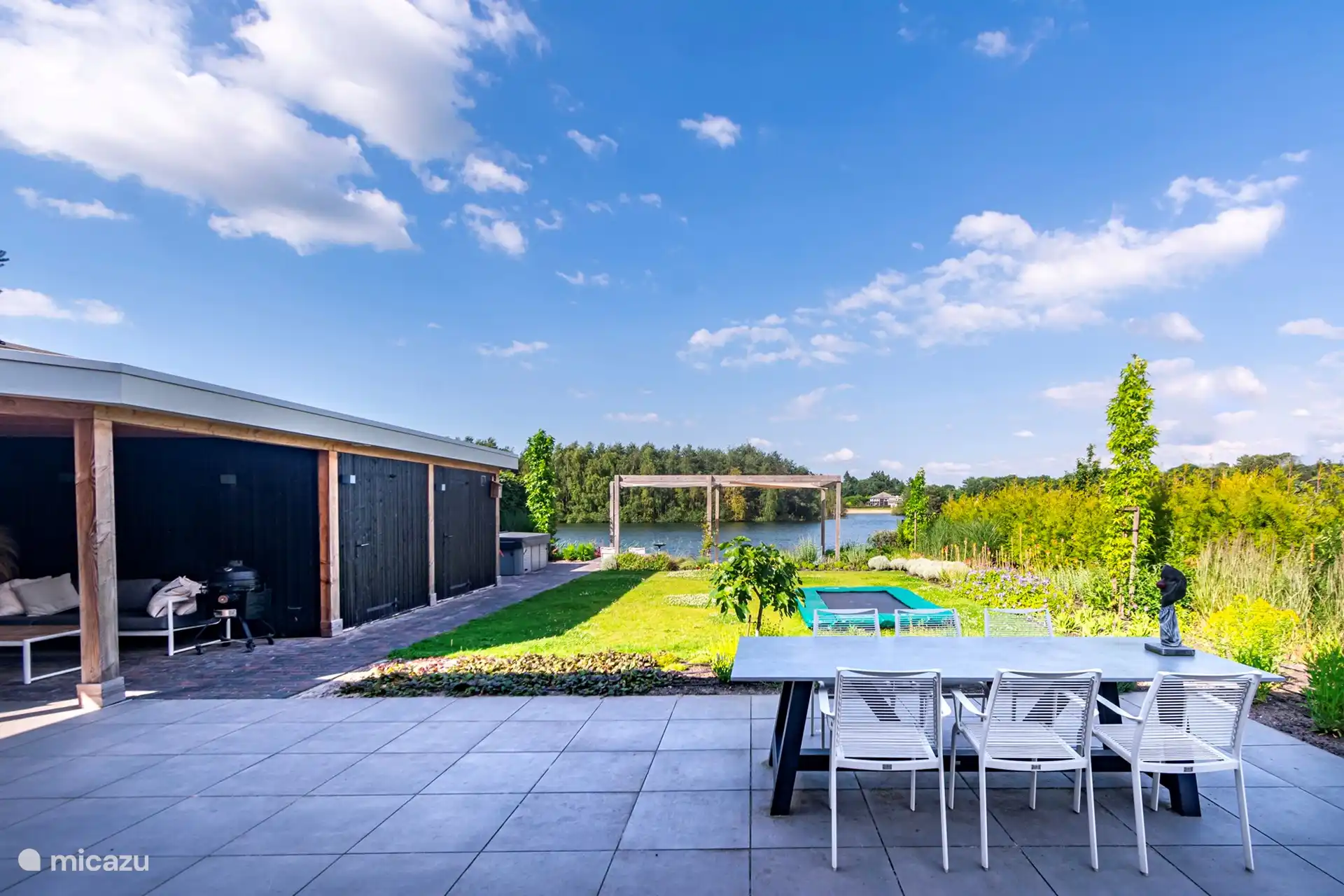 Wunderschön angelegter Garten mit Trampolin, überdachter Terrasse mit Lounge-Set und Esstisch