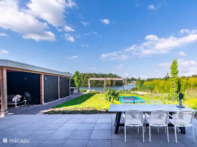 Villa sur l'eau Plas van Francke | Pays-Bas, Overijssel, Sibculo - maison de vacances Jardin magnifiquement aménagé avec trampoline, terrasse couverte avec salon et table à manger