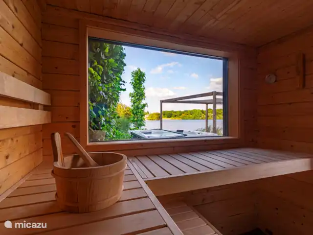 Villa sur l'eau Plas van Francke | Pays-Bas, Overijssel, Sibculo - maison de vacances Depuis le sauna, vous avez une vue sur le bain à remous extérieur et le lac de loisirs