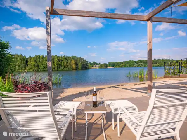 Villa sur l'eau Plas van Francke | Pays-Bas, Overijssel, Sibculo - maison de vacances Détendez-vous sur la plage (privée) avec vue sur l’eau. Vous pouvez nager, pêcher et naviguer sur un bateau ici