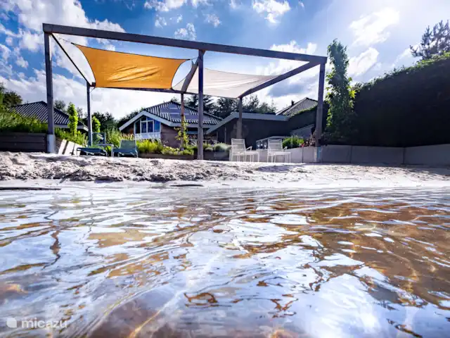 Villa sur l'eau Plas van Francke | Pays-Bas, Overijssel, Sibculo - maison de vacances Plage de sable privée où vous pourrez vous prélasser sous la toile d’ombrage