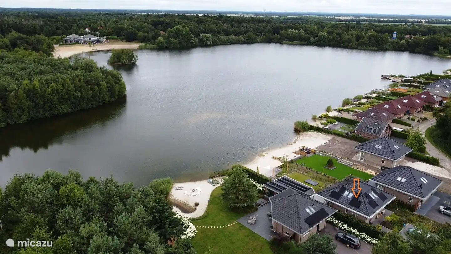 Das Haus steht in einer Reihe von ca. 10 anderen Häusern, 2. von links