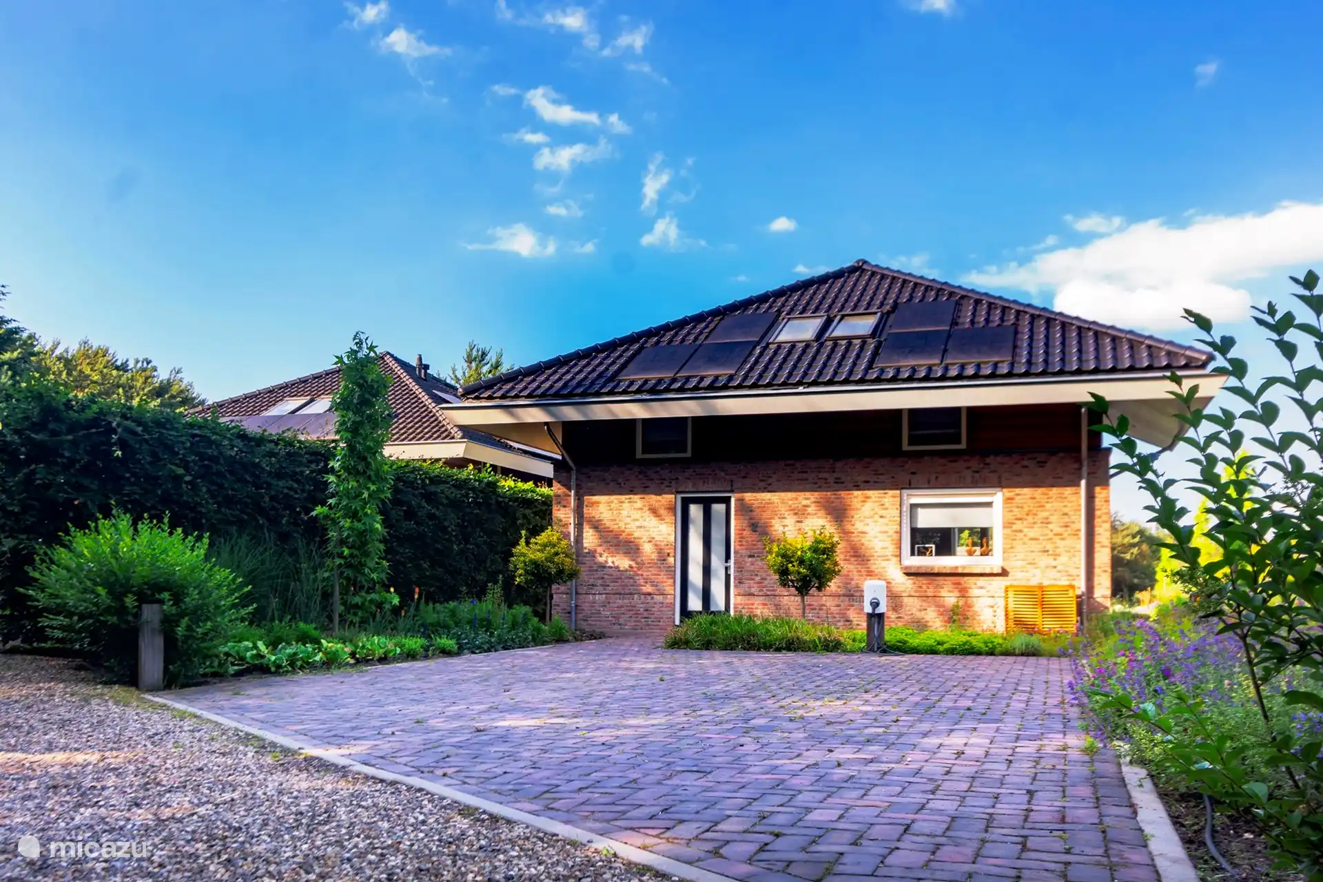 Vor dem Haus mit Parkplatz (2 Autos) und Elektroladestation (gegen Gebühr)