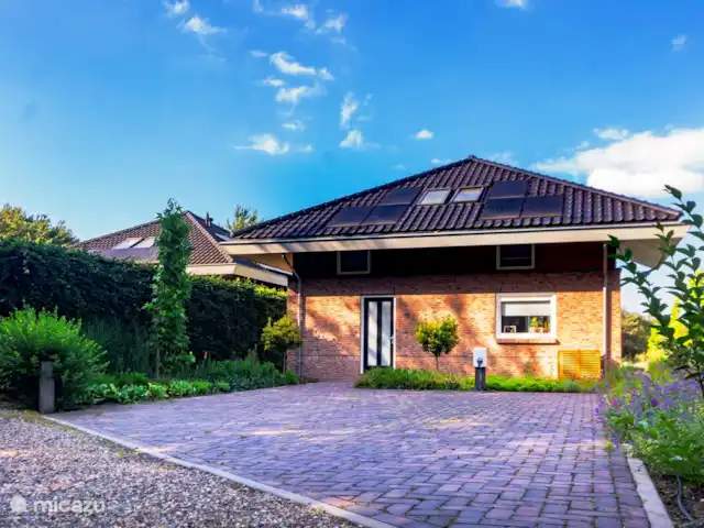 Villa sur l'eau Plas van Francke | Pays-Bas, Overijssel, Sibculo - maison de vacances Devant de la maison avec parking (2 voitures) et borne de recharge électrique (payant)