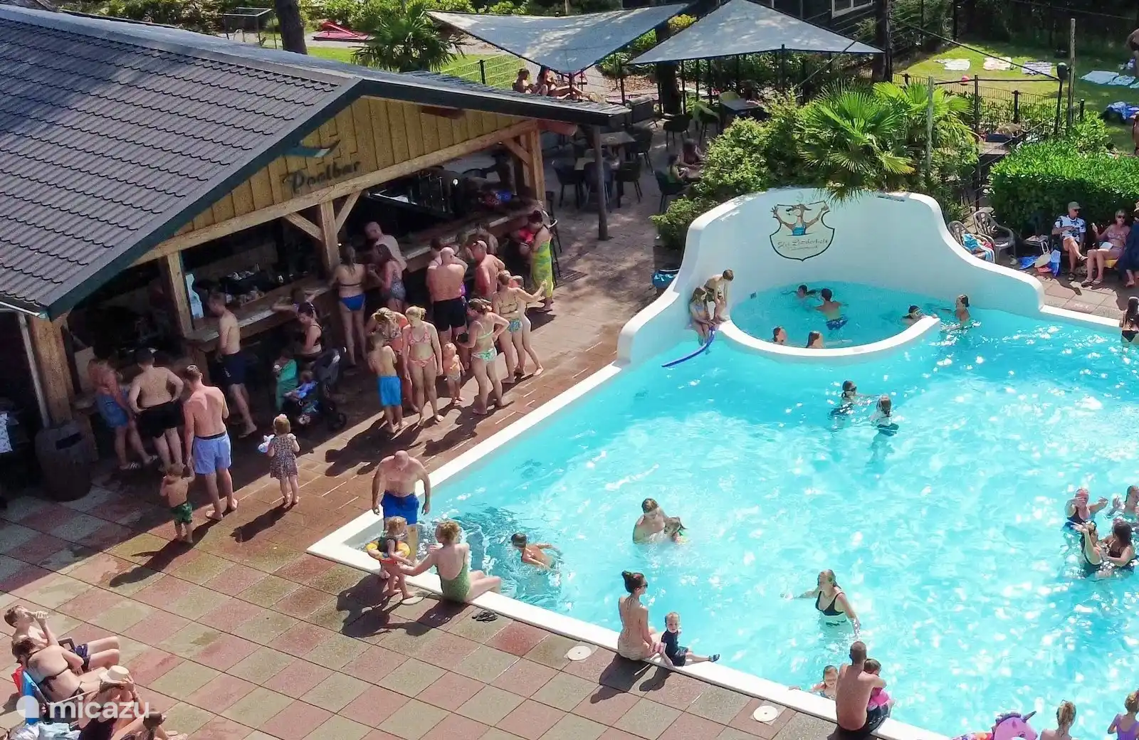 Gezellige poolbar bij het zwembad