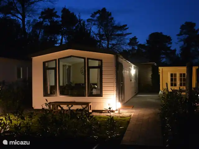 Chalet de Wildspot huren in Nederland, Gelderland, Beekbergen - chalet Ook 's avonds is het heerlijk toeven op ons sfeervolle terras.