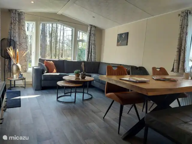 Chalet de Wildspot huren in Nederland, Gelderland, Beekbergen - chalet Ons gezellig ingerichte woonkamer met prachtig uitzicht.