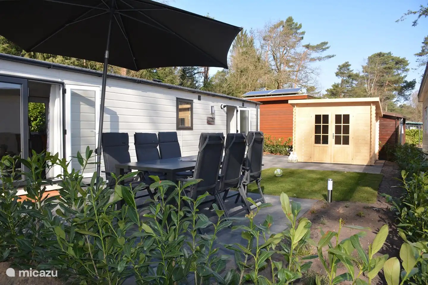 Vanuit het chalet loop je zo het zonnige terras op waar een 6 persoons tuinset klaar staat. 