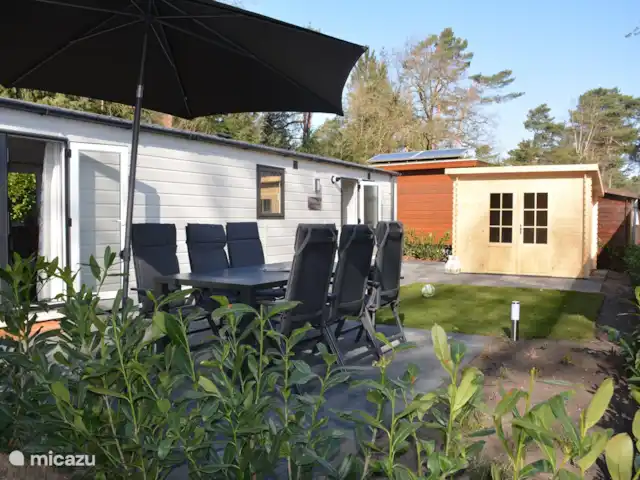 Chalet de Wildspot huren in Nederland, Gelderland, Beekbergen - chalet Vanuit het chalet loop je zo het zonnige terras op waar een 6 persoons tuinset klaar staat.