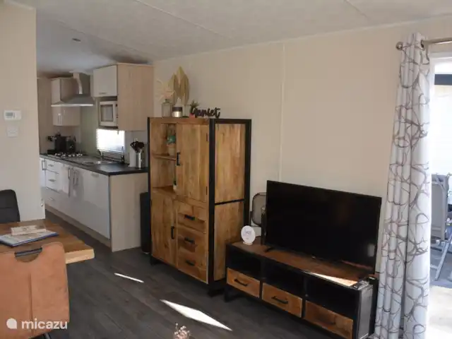 Chalet de Wildspot huren in Nederland, Gelderland, Beekbergen - chalet tv kast met 39 inch tv en een buffetkast gevuld met servies en ruimte om meegebrachte spullen in op te bergen.