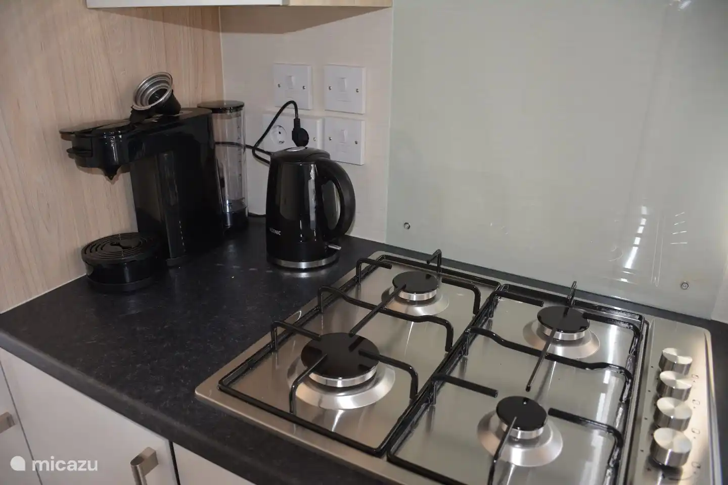 4-pits gasfornuis, senseo switch (senseo of filterkoffie) en waterkoker. 