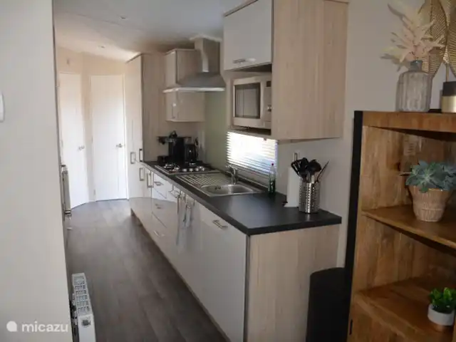 Chalet de Wildspot huren in Nederland, Gelderland, Beekbergen - chalet Keuken met vaatwasmachine, combimagnetron, koel-vriescombinatie, senseo switch, waterkoker en genoeg kastruimte om je boodschappen in op te bergen.