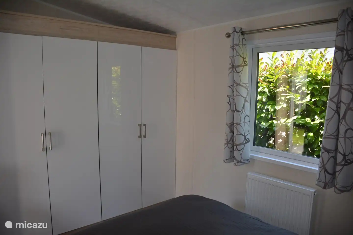 2 zeer ruime kledingkasten voorzien van kledinghangers, legplanken en een passpiegel. 