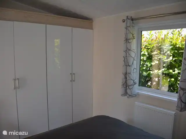 Chalet de Wildspot huren in Nederland, Gelderland, Beekbergen - chalet 2 zeer ruime kledingkasten voorzien van kledinghangers, legplanken en een passpiegel.