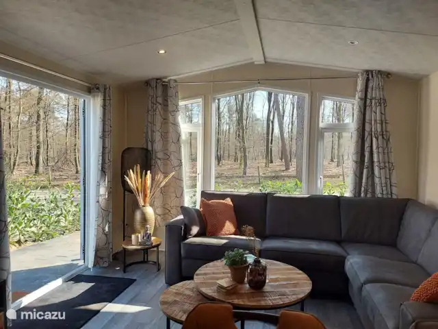 Chalet de Wildspot huren in Nederland, Gelderland, Beekbergen - chalet Zo vanuit de woonkamer het terras op waar een 6 persoons tuinset klaar staat.
