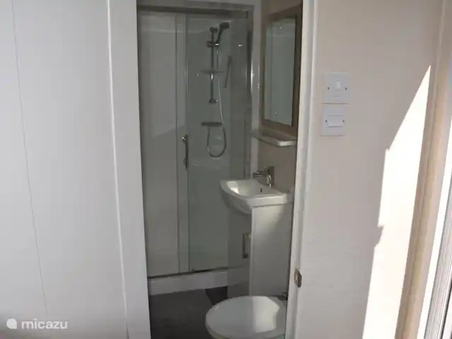 Chalet de Wildspot huren in Nederland, Gelderland, Beekbergen - chalet Badkamer met douche, wastafel en toilet.