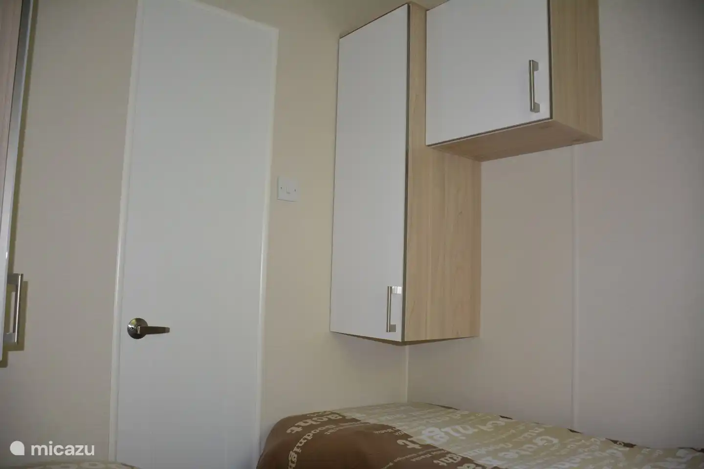 Op slaapkamer 2 en 3 zit boven beide éénpersoonsbedden 2 kastjes