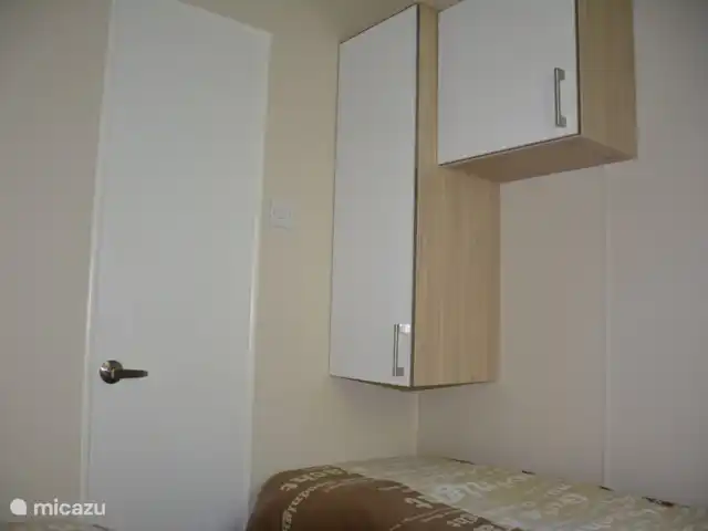 Chalet de Wildspot huren in Nederland, Gelderland, Beekbergen - chalet Op slaapkamer 2 en 3 zit boven beide éénpersoonsbedden 2 kastjes