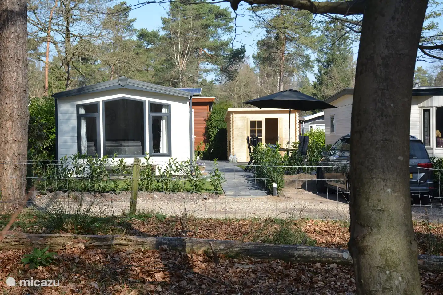 Ons chalet vanuit het bos gezien met eigen parkeerplaats