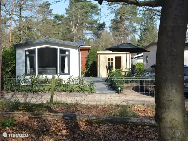 Chalet de Wildspot huren in Nederland, Gelderland, Beekbergen - chalet Ons chalet vanuit het bos gezien met eigen parkeerplaats