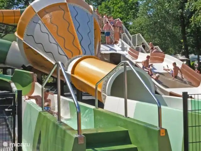 Chalet de Wildspot huren in Nederland, Gelderland, Beekbergen - chalet Spectaculaire waterglijbanen: niet 1, niet 2, maar 3 super lange waterglijbanen voor kinderen en volwassenen. Durf jij er vanaf te glijden?