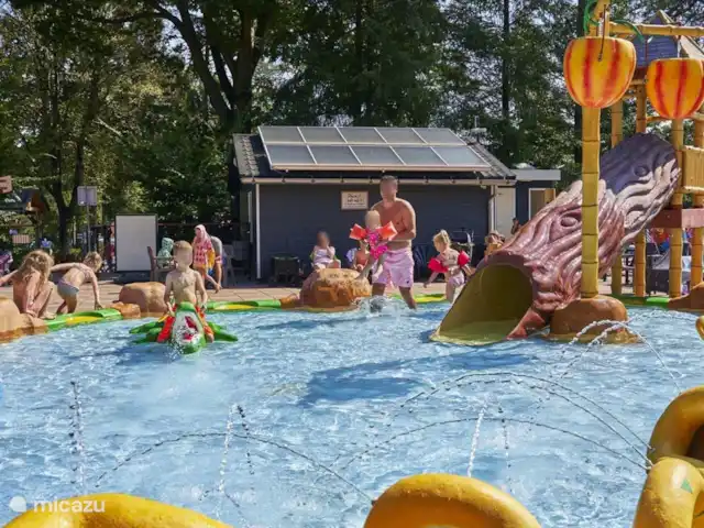 Chalet de Wildspot huren in Nederland, Gelderland, Beekbergen - chalet Waterpret voor jong en oud beleef je in onze verwarmde zwembaden. Ontdek het verwarmde, thematische kinderbad en het grote buitenzwembad. 
Het buitenzwembad heeft onder andere een coole boomdouche. Het thematische kinderbad heeft fonteintjes, een kinderglijbaan en waterspuiten.