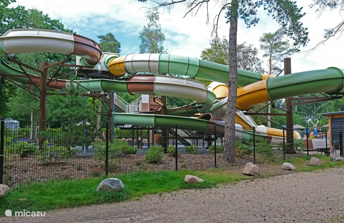 Een brede family slide van 25 meter lang, waar jouw hele gezin naast elkaar vanaf kan glijden.
Een supergave waterglijbaan van bijna 80 meter lang en de Crazy Cone van 70 meter lang. 