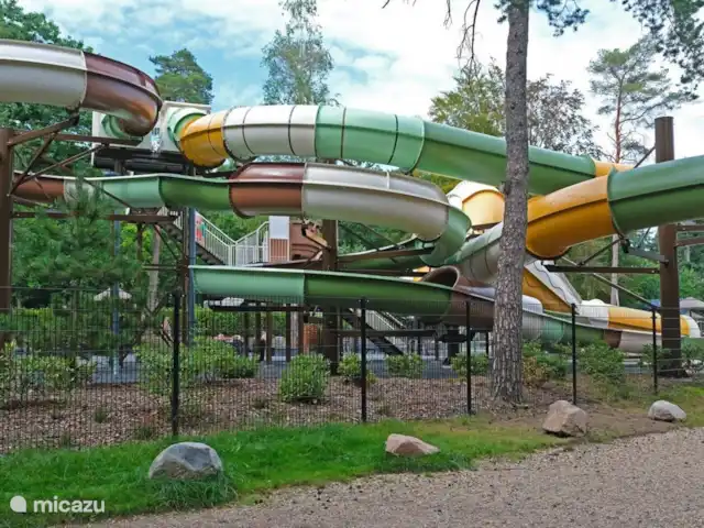 Chalet de Wildspot huren in Nederland, Gelderland, Beekbergen - chalet Een brede family slide van 25 meter lang, waar jouw hele gezin naast elkaar vanaf kan glijden.
Een supergave waterglijbaan van bijna 80 meter lang en de Crazy Cone van 70 meter lang.