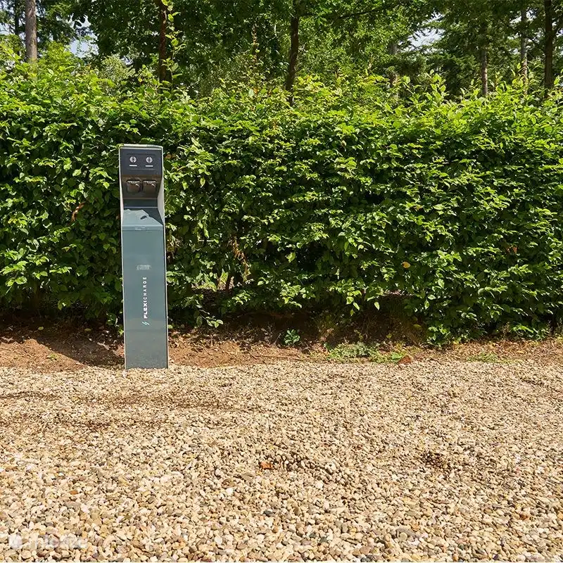 Op de grote parkeerplaats bij de ingang van ons vakantiepark staat één laadpaal voor elektrische auto's, de laadpaal heeft twee oplaadpunten.