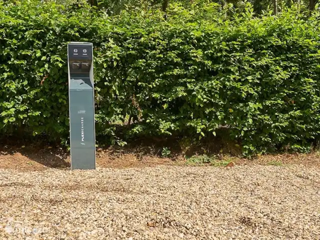 Chalet de Wildspot huren in Nederland, Gelderland, Beekbergen - chalet Op de grote parkeerplaats bij de ingang van ons vakantiepark staat één laadpaal voor elektrische auto's, de laadpaal heeft twee oplaadpunten.