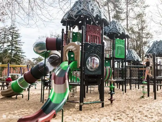 Chalet de Wildspot huren in Nederland, Gelderland, Beekbergen - chalet Bij de ingang van het park is een grote speeltuin met springkussen.