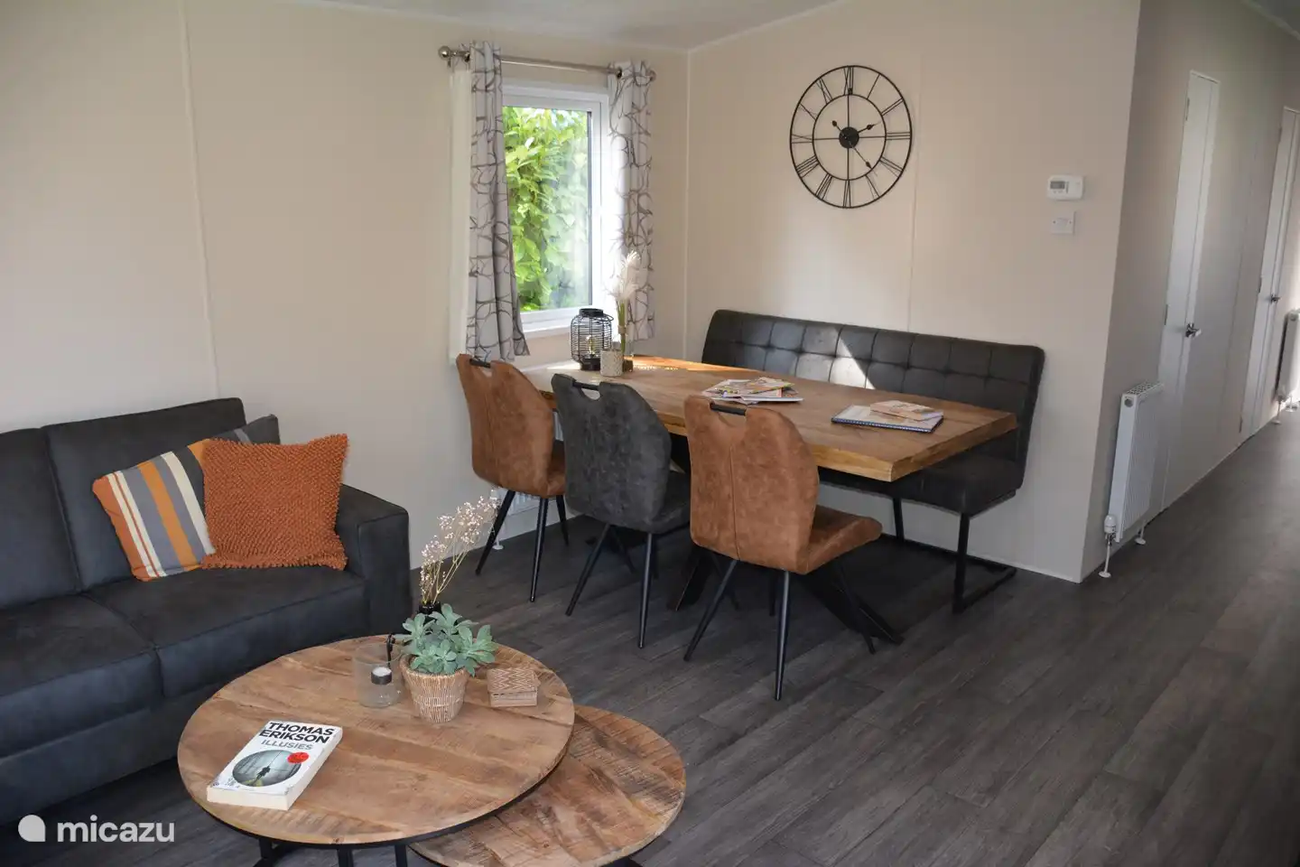 De eethoek met een bank en 3 losse stoelen