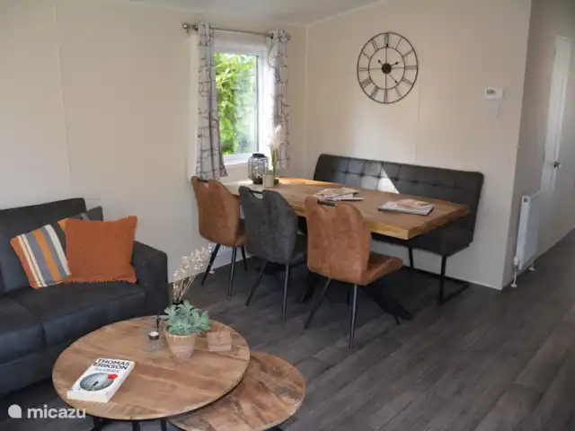 Chalet de Wildspot huren in Nederland, Gelderland, Beekbergen - chalet De eethoek met een bank en 3 losse stoelen