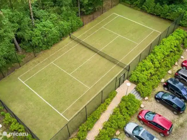 Chalet de Wildspot huren in Nederland, Gelderland, Beekbergen - chalet Ben jij een sportief type? Dan word je vast blij van de tennisbaan. Die is te reserveren via de receptie, dus loop tijdens jouw vakantie even binnen om te vragen of de baan nog vrij is.