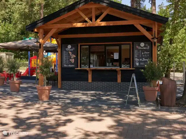 Chalet de Wildspot huren in Nederland, Gelderland, Beekbergen - chalet Een Italiaanse pizza in jouw vakantiehuisje opeten? Dat kan dankzij de take-away Pizzeria Foresta.