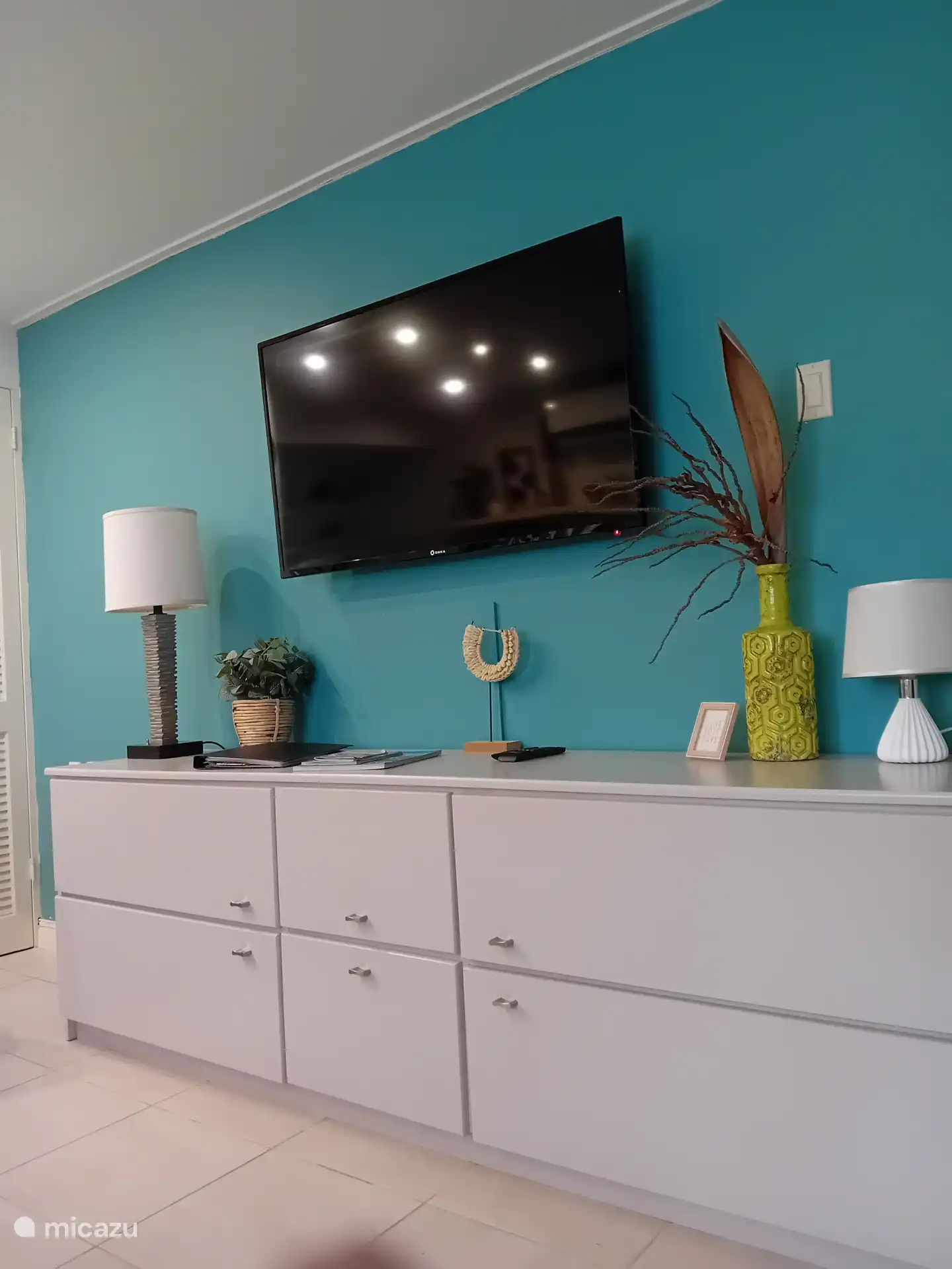 Im Wohnzimmer befindet sich ein 55 Zoll. Bildschirm mit allen erdenklichen Kanälen und Filmen.