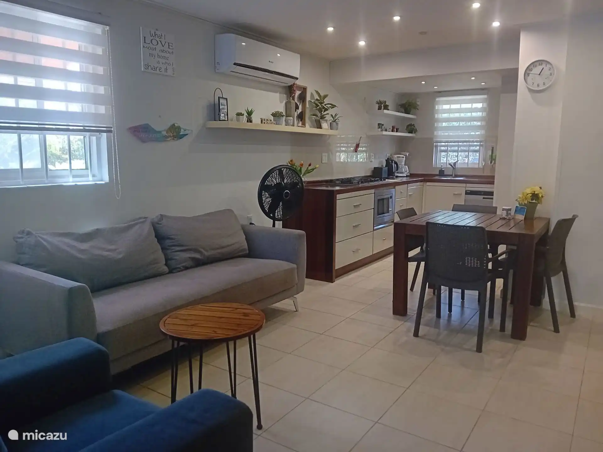 Wohnzimmer und Küche mit Klimaanlage