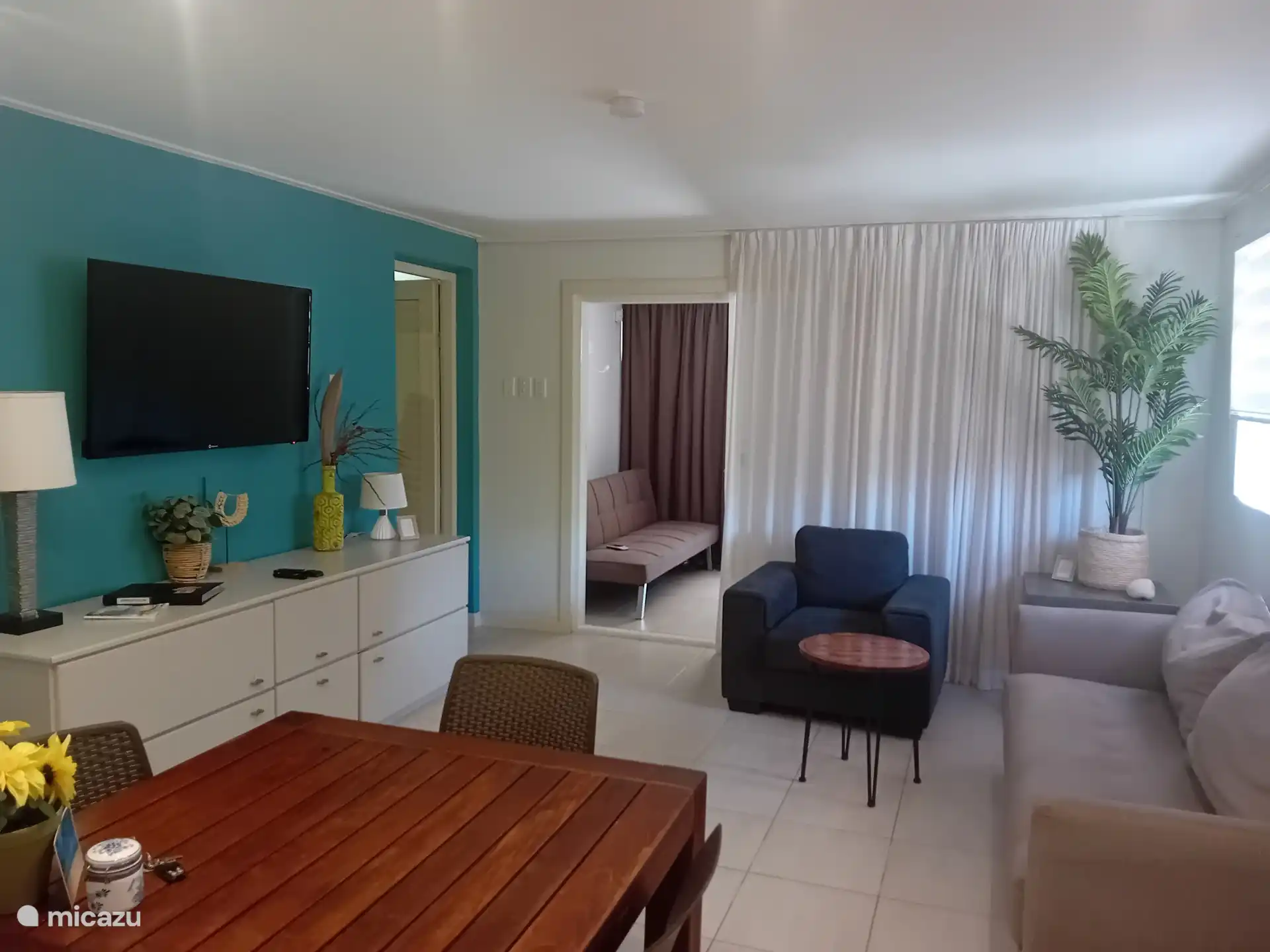 Wohnzimmer mit Fernseher.