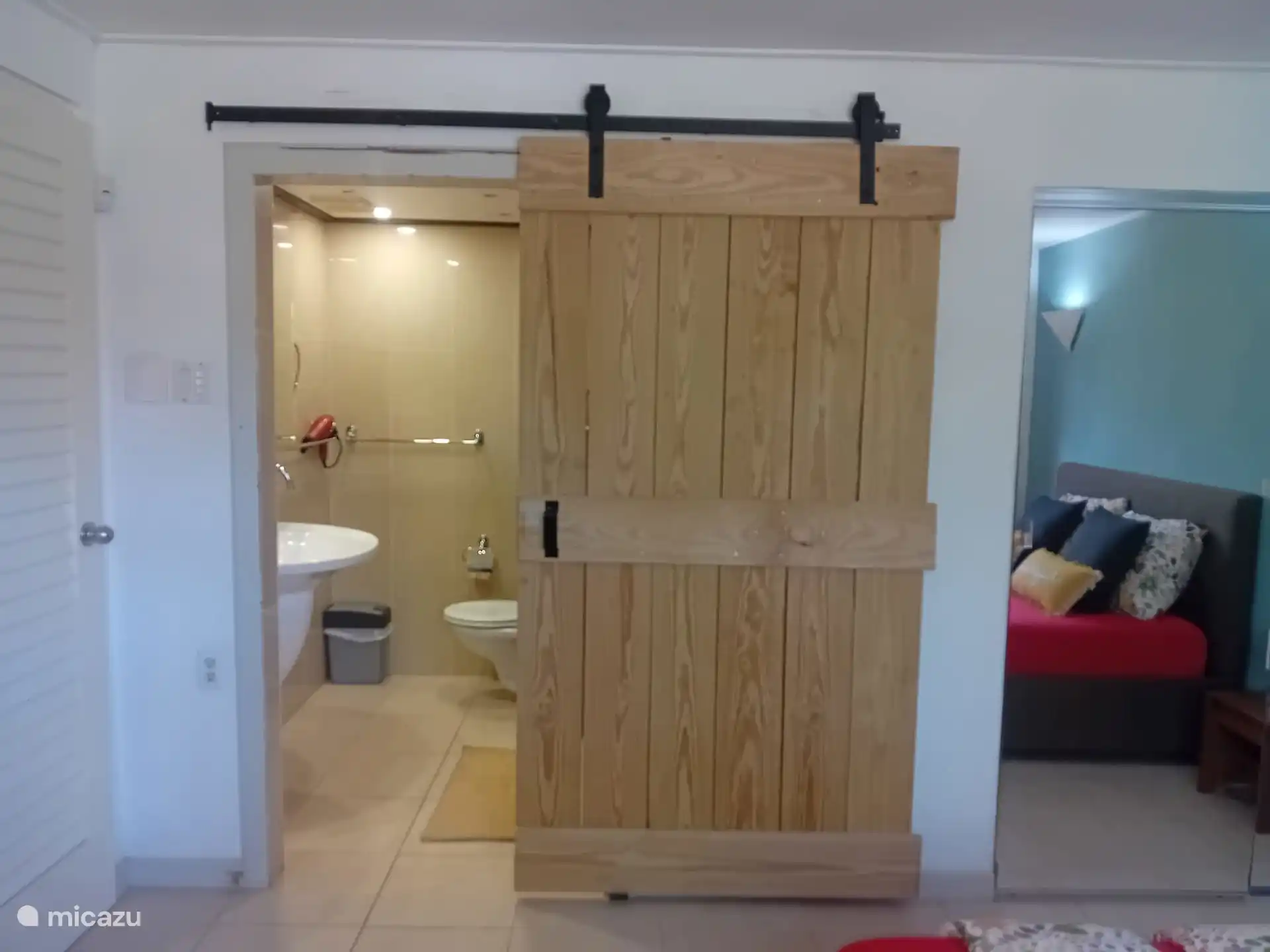 Schlafzimmer mit Bad und Schiebetür.