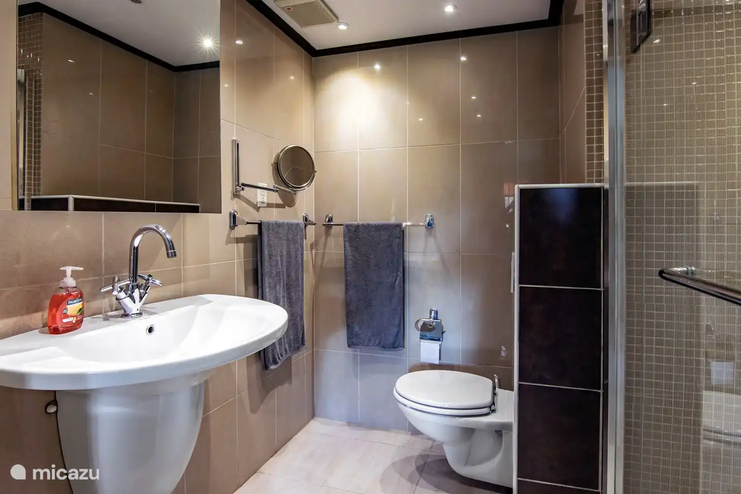 Schönes Badezimmer. Angrenzend an das Hauptschlafzimmer. Mit schwimmender Toilette, Waschbecken mit Spiegelschrank und Dusche.