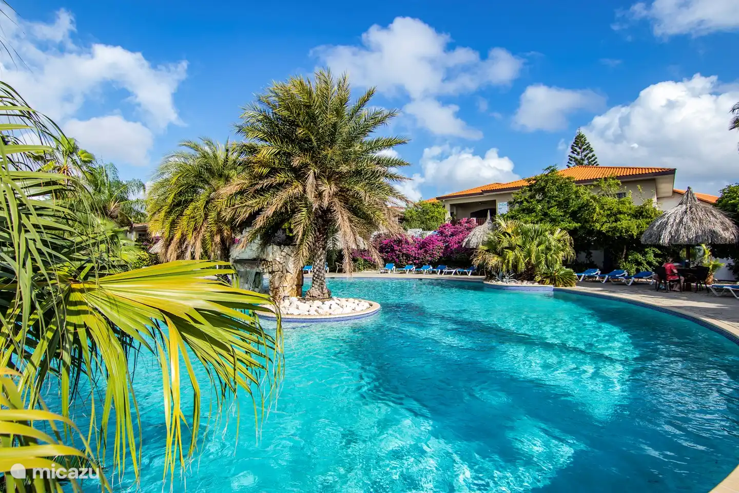 Der große, schöne Swimmingpool. Nutzen Sie die Sonnenliegen sowie den Tisch und die Stühle mit Palapa kostenlos.