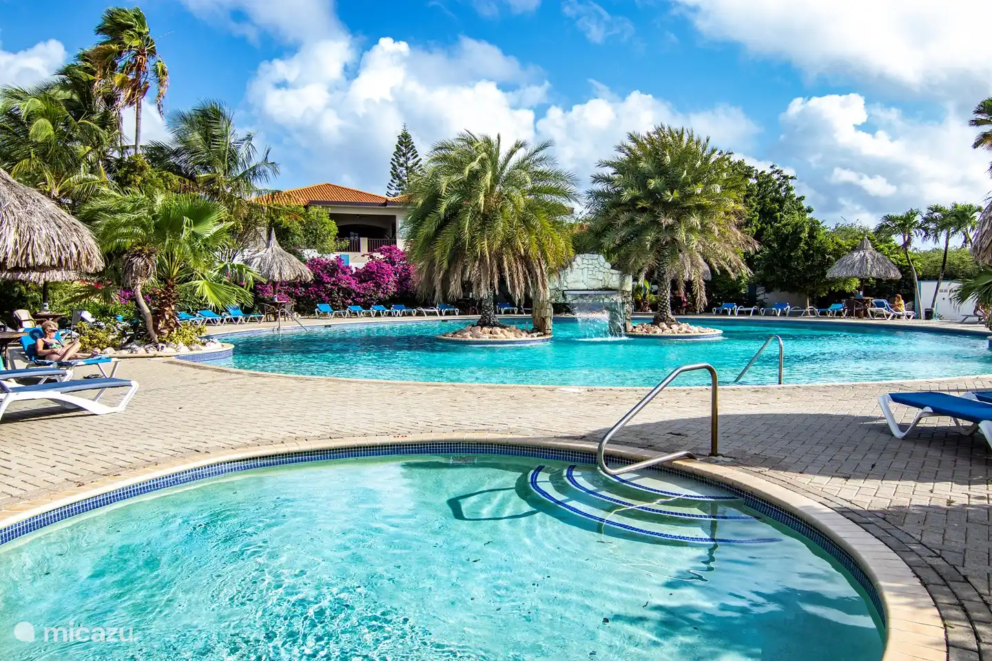 Der große, schöne Swimmingpool. Nutzen Sie die Sonnenliegen sowie den Tisch und die Stühle mit Palapa kostenlos.