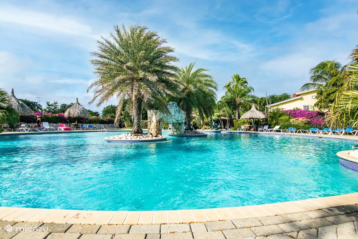 Der große, schöne Swimmingpool. Nutzen Sie die Sonnenliegen sowie den Tisch und die Stühle mit Palapa kostenlos.
