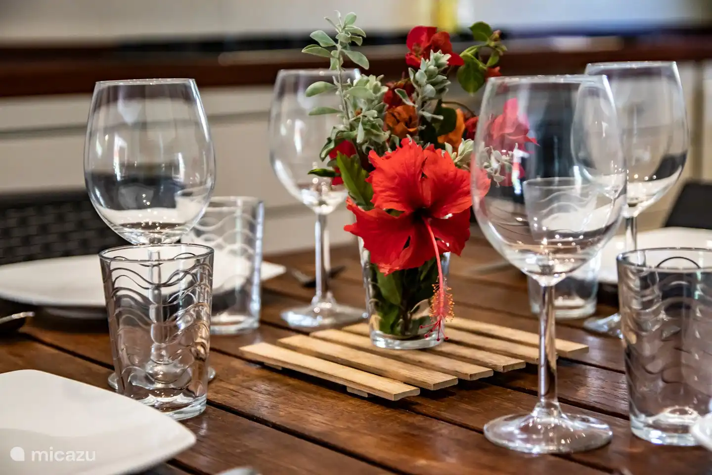 Alle Notwendigkeiten sind vorhanden. Eine Essecke, Besteck, Teller, Gläser, Tischdecken, Untersetzer etc. für 4 Personen.