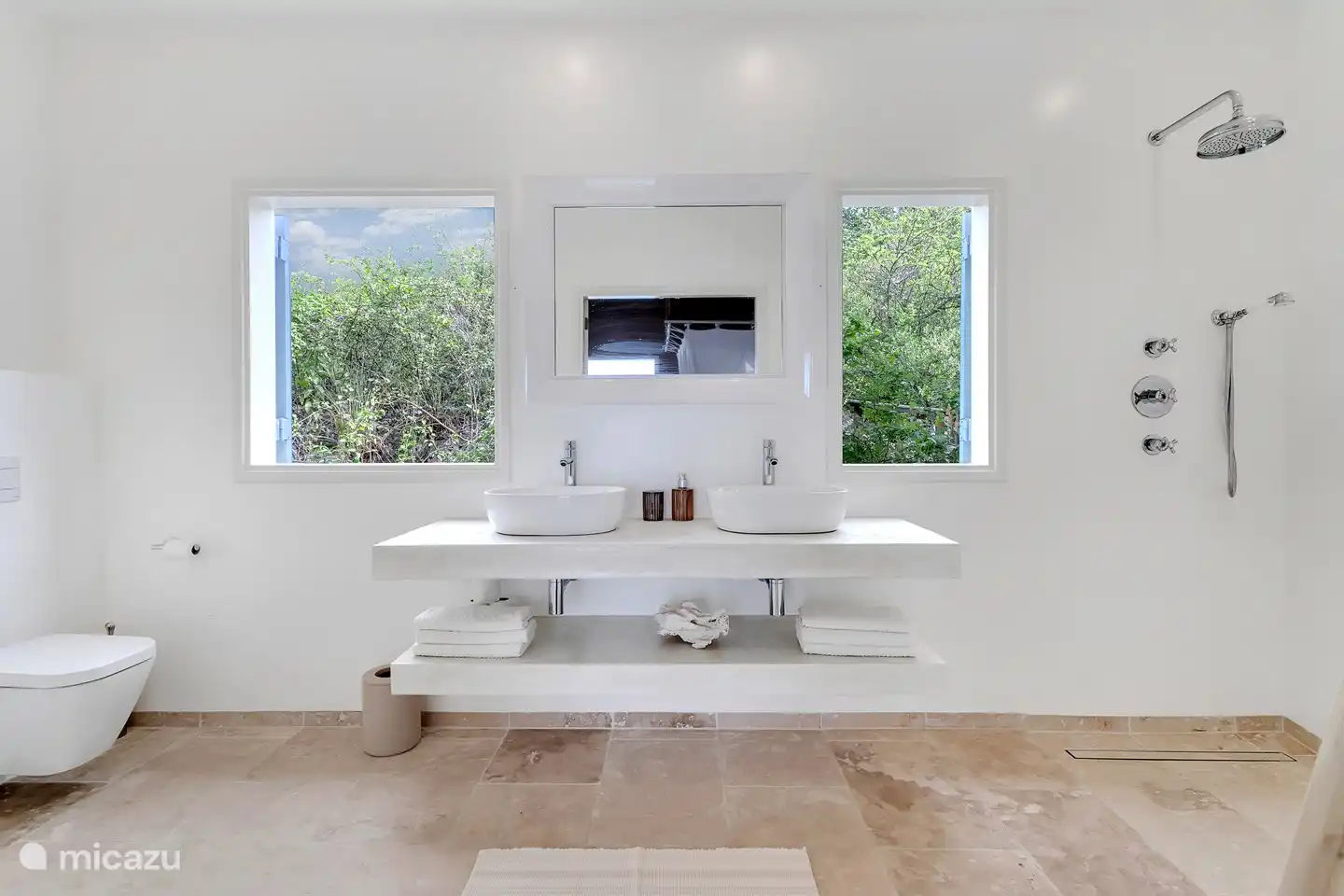 Al onze (4!) badkamers zijn en-suite en voorzien van 2 wasbakken en 2 douches (tegenover elkaar)