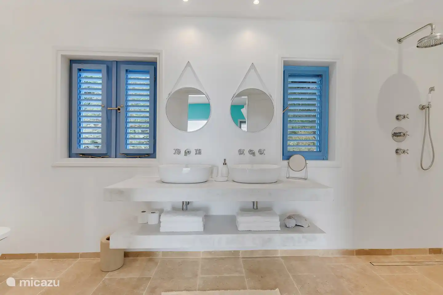 Al onze badkamers zijn begin 2023 gerenoveerd.