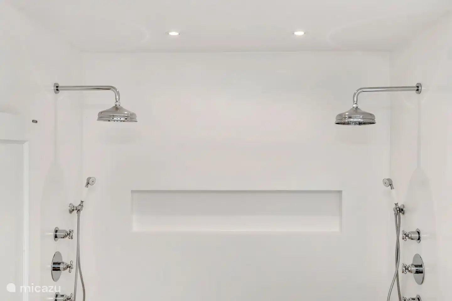 In onze en-suite badkamers hoef je nooit te wachten totdat de ander klaar is, al onze badkamers hebben twee douchekoppen.