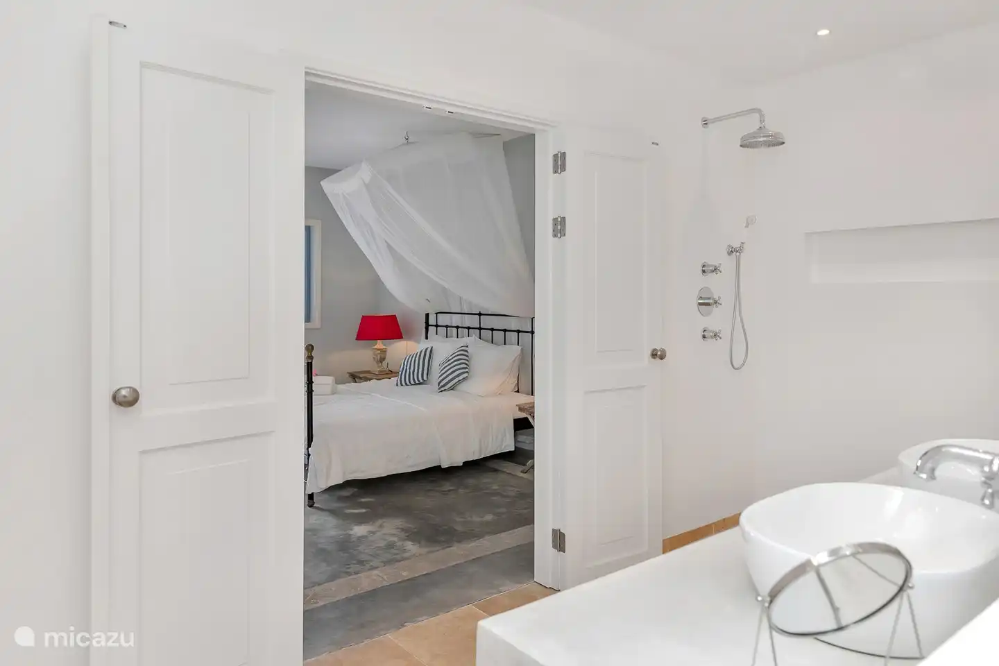 Elk slaapkamer heeft een badkamer aangrenzend. 